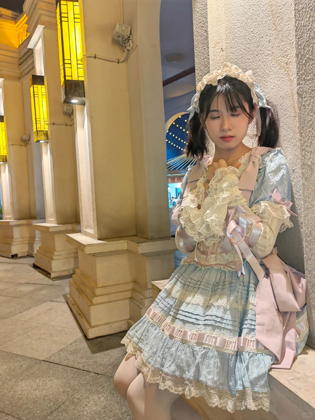 雨幕下的蓝色少女