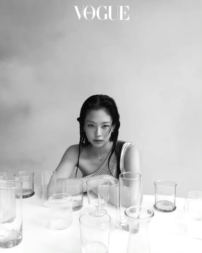 jennie登VOGUE封面！白丝+湿发谁懂！