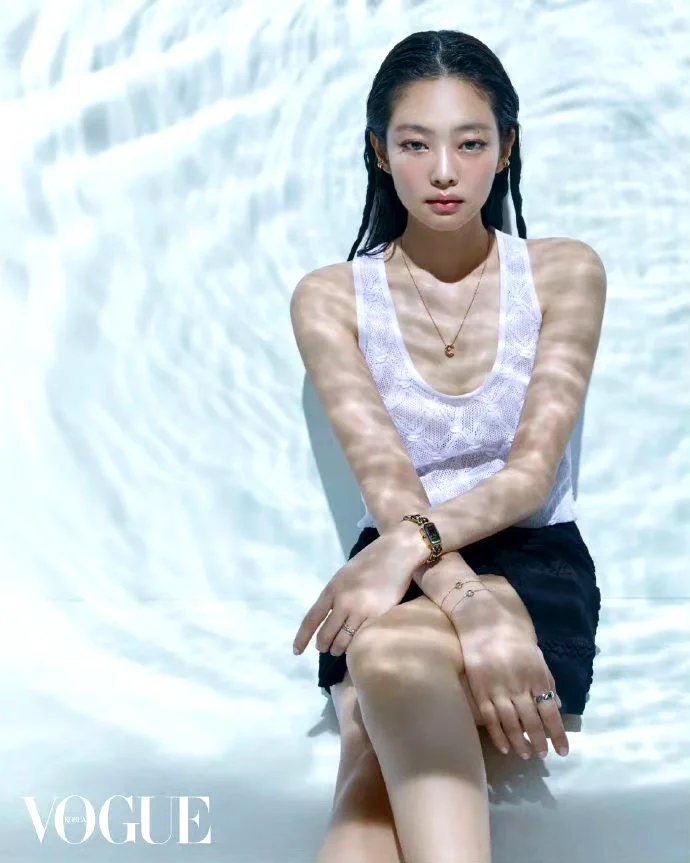 jennie登VOGUE封面！白丝+湿发谁懂！