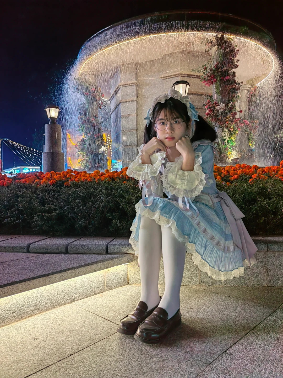 雨幕下的蓝色少女