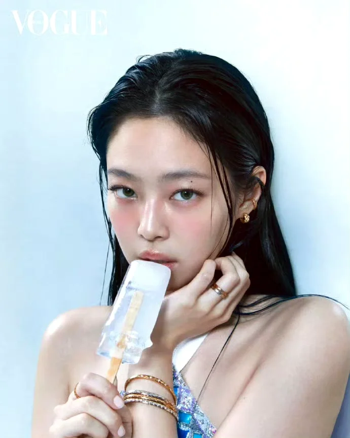jennie登VOGUE封面！白丝+湿发谁懂！