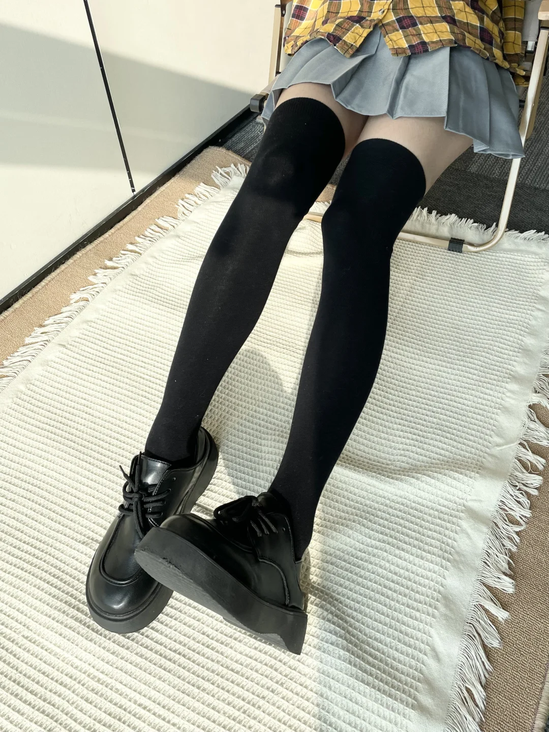 上脚超好看的黑色过膝袜！