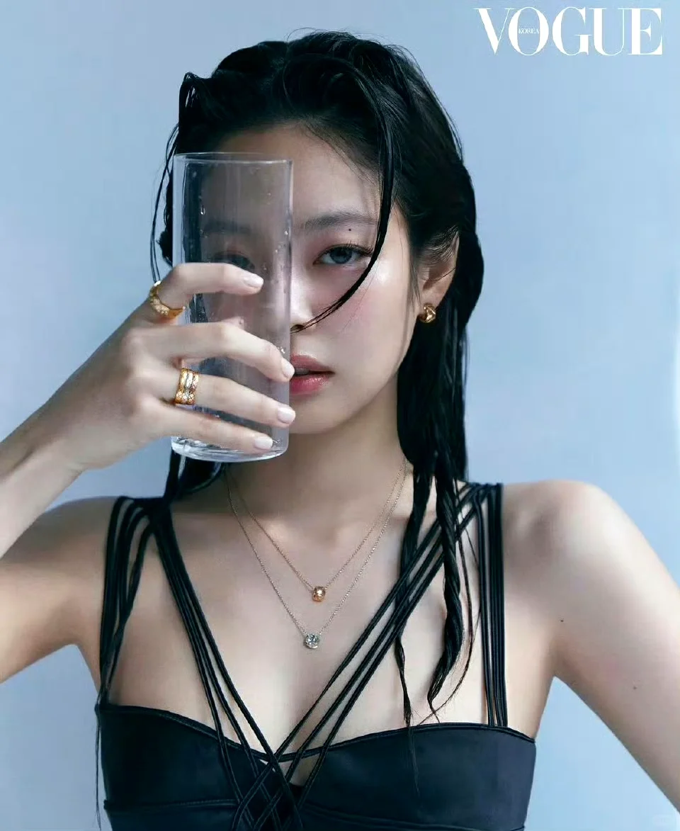 jennie登VOGUE封面！白丝+湿发谁懂！