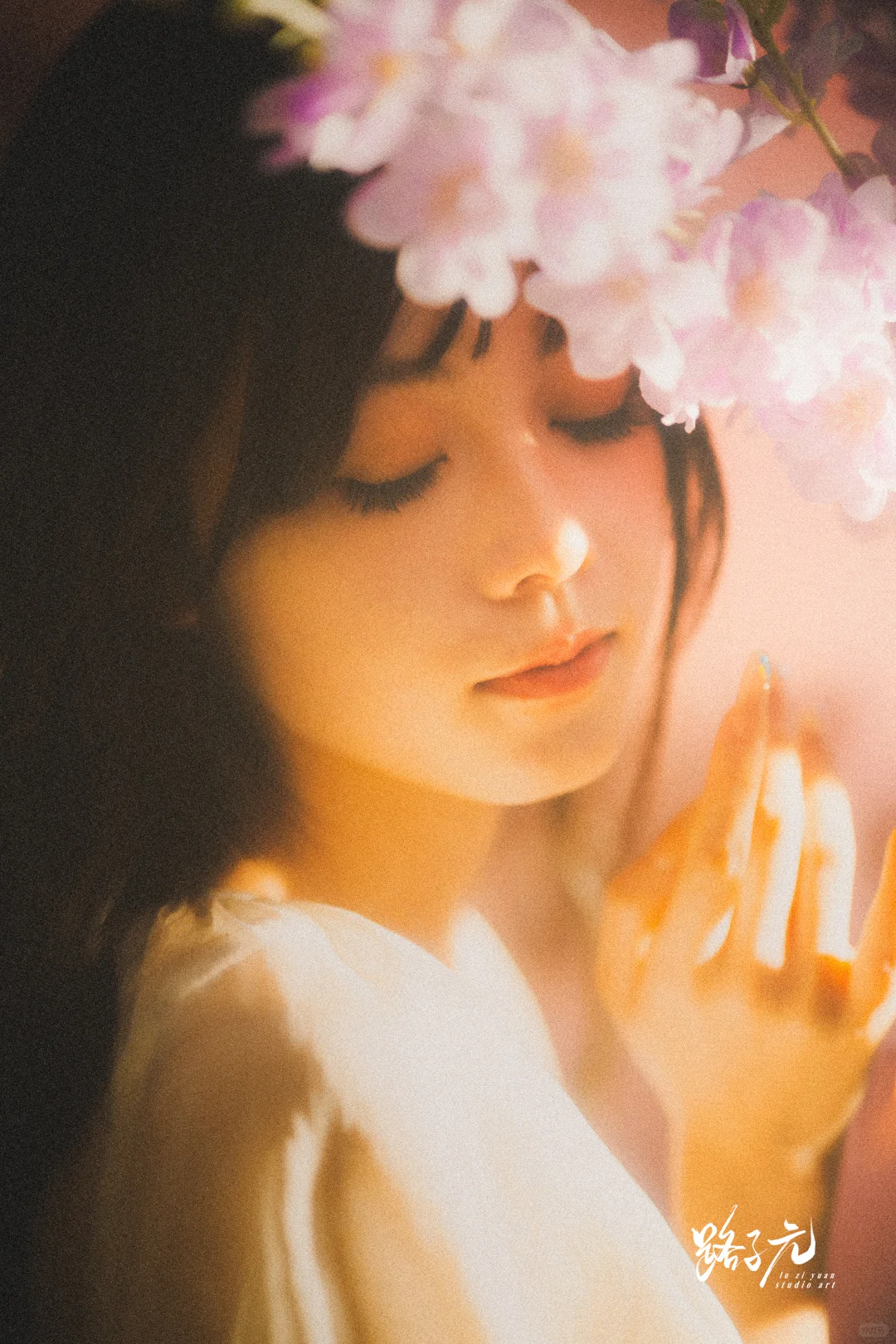 室内光影绮梦：花影交织的灵秀写真集