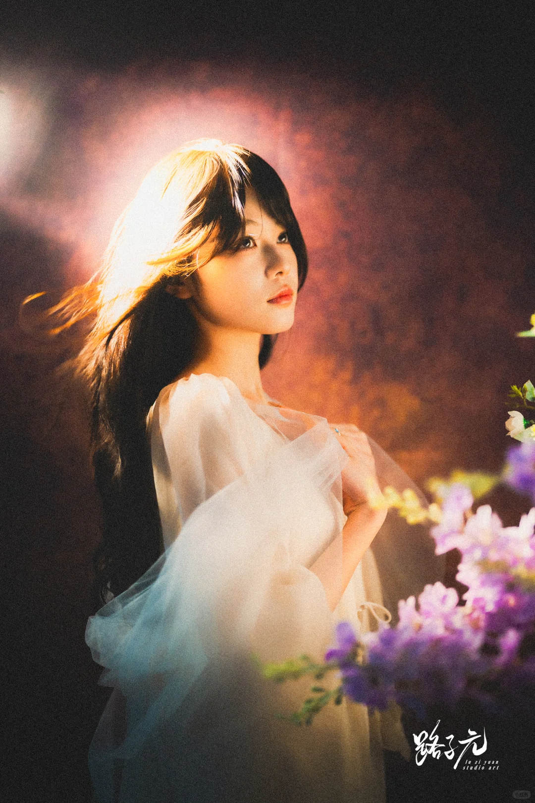 室内光影绮梦：花影交织的灵秀写真集