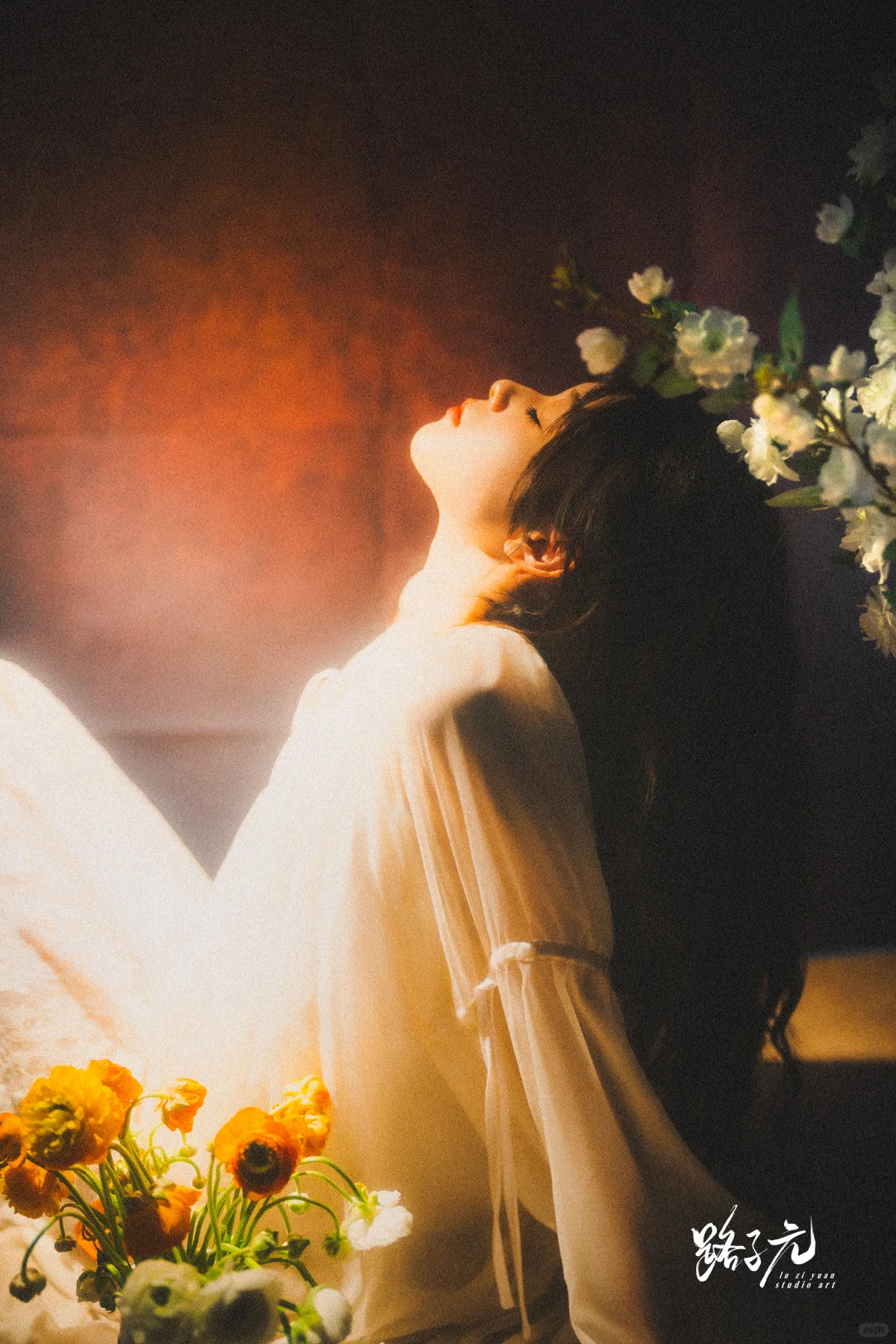 室内光影绮梦：花影交织的灵秀写真集