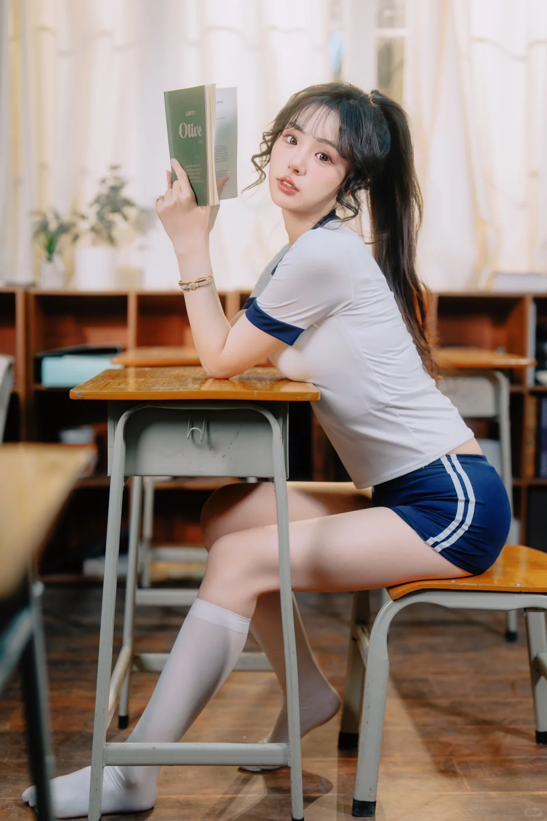 青春不散场，教室里的体操服少女