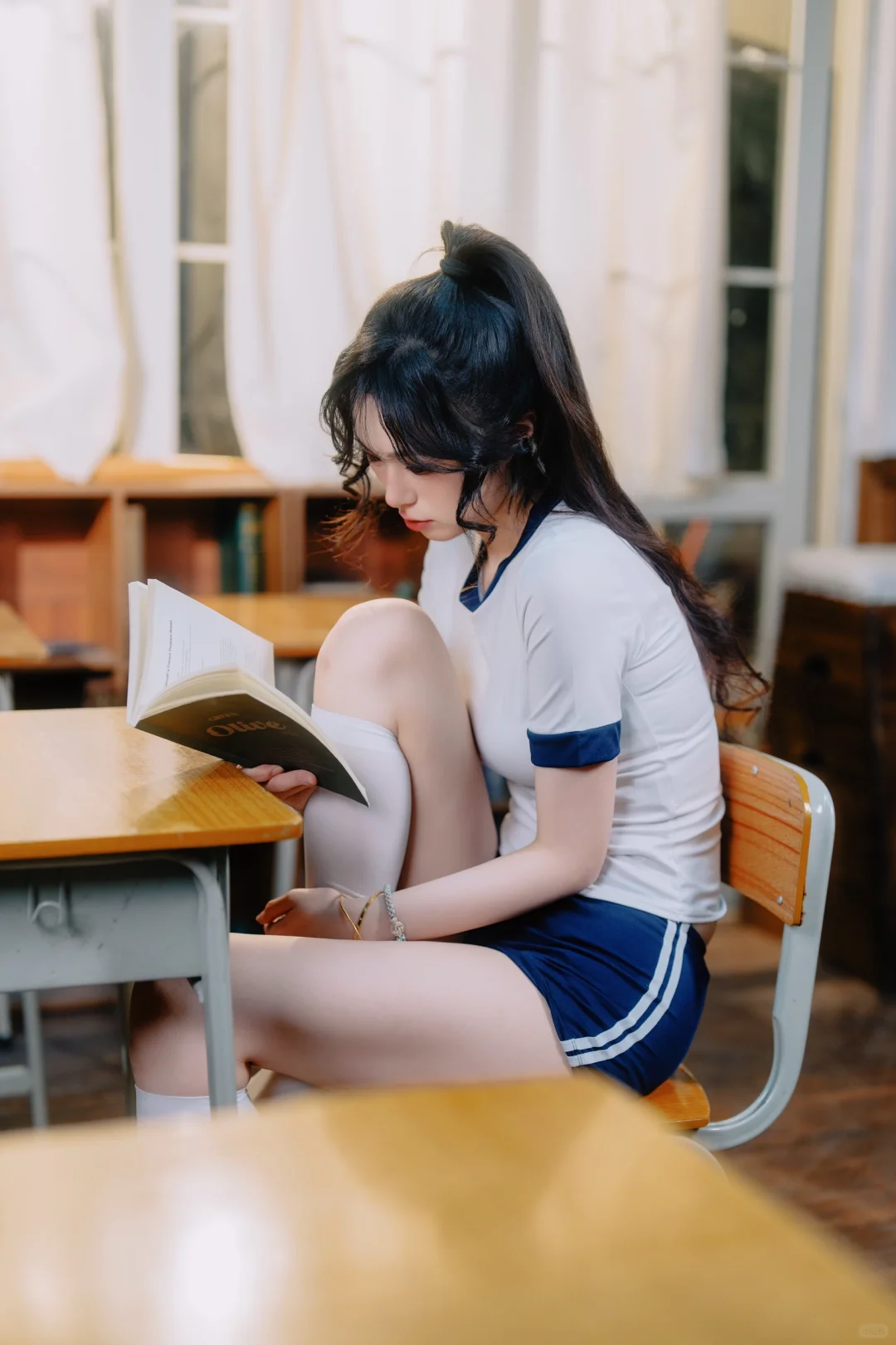 青春不散场，教室里的体操服少女