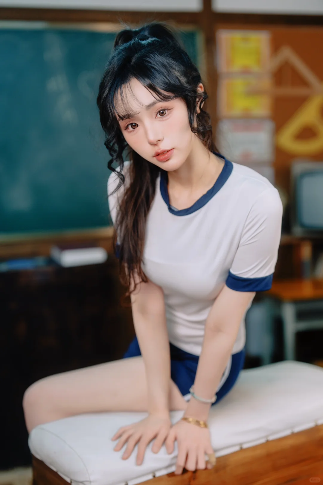 青春不散场，教室里的体操服少女