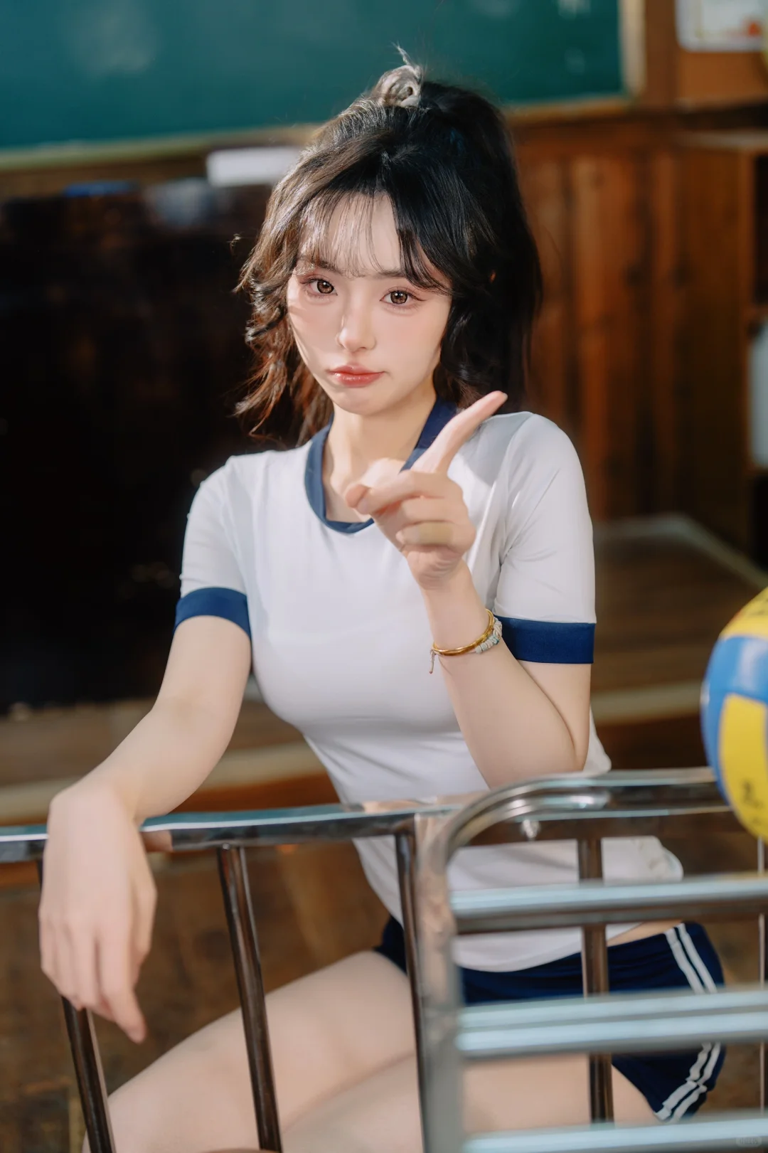 青春不散场，教室里的体操服少女
