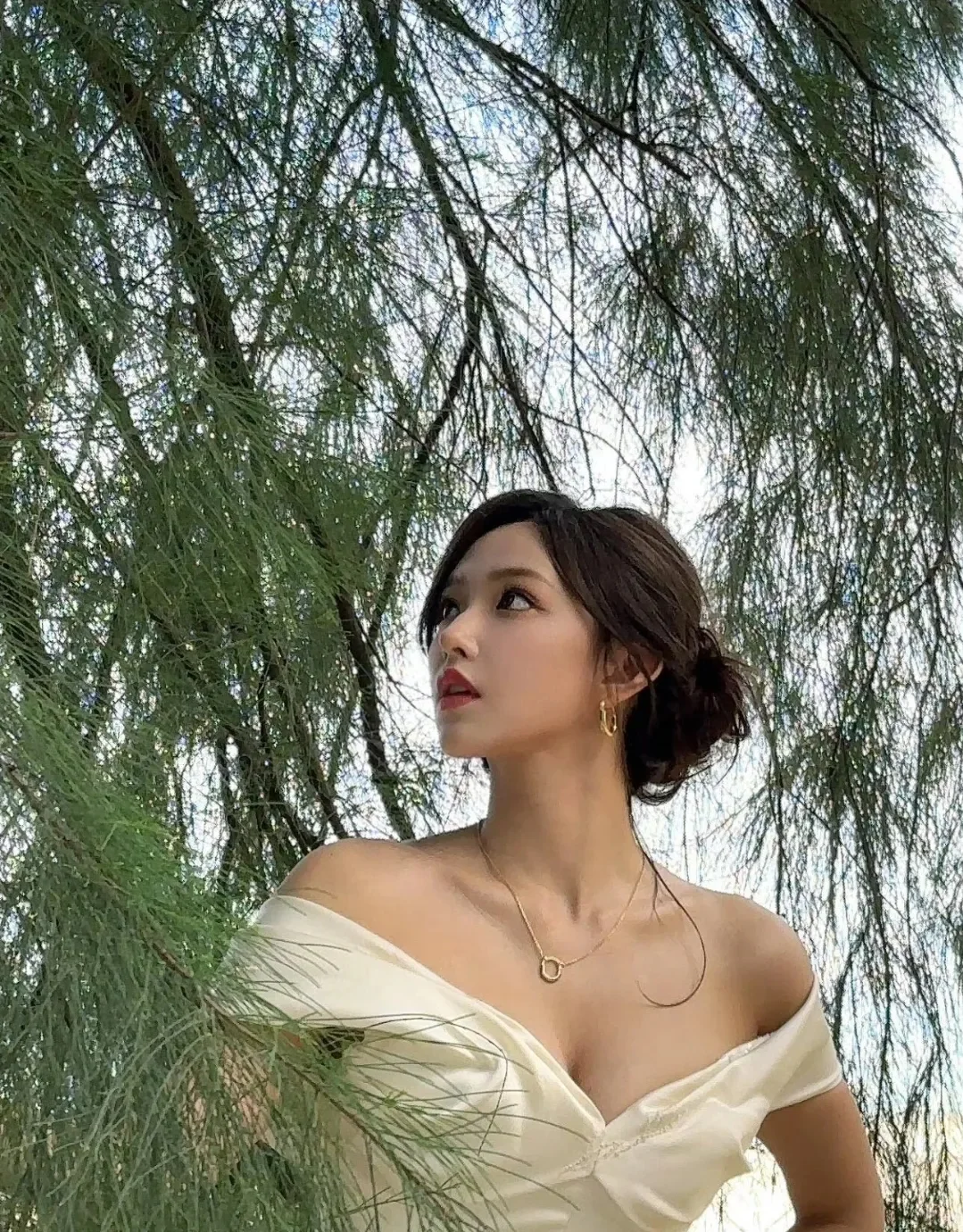 程潇深V露肩造型好辣，事业线傲人太惊艳了