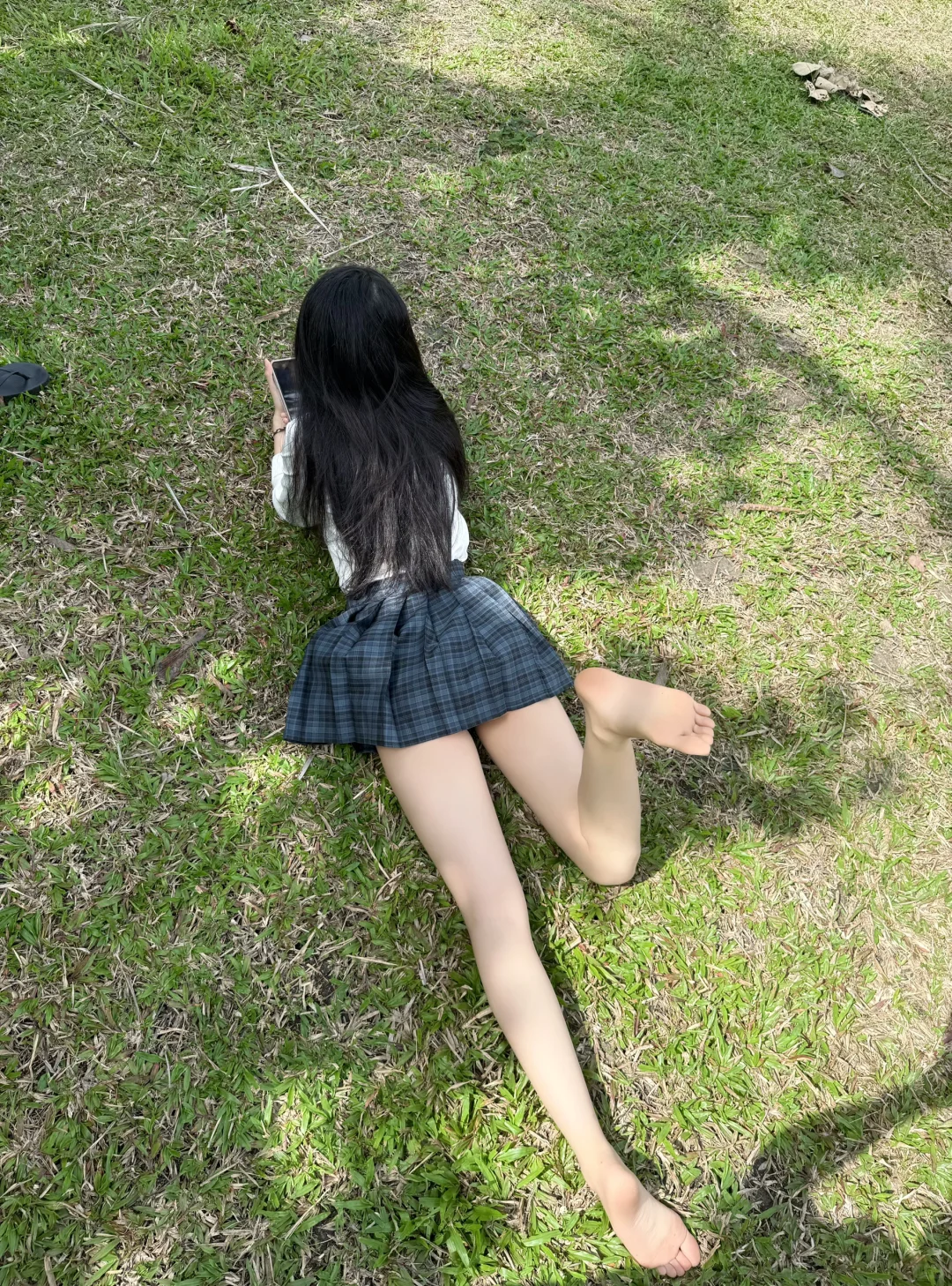 一起在草坪上晒太阳啊