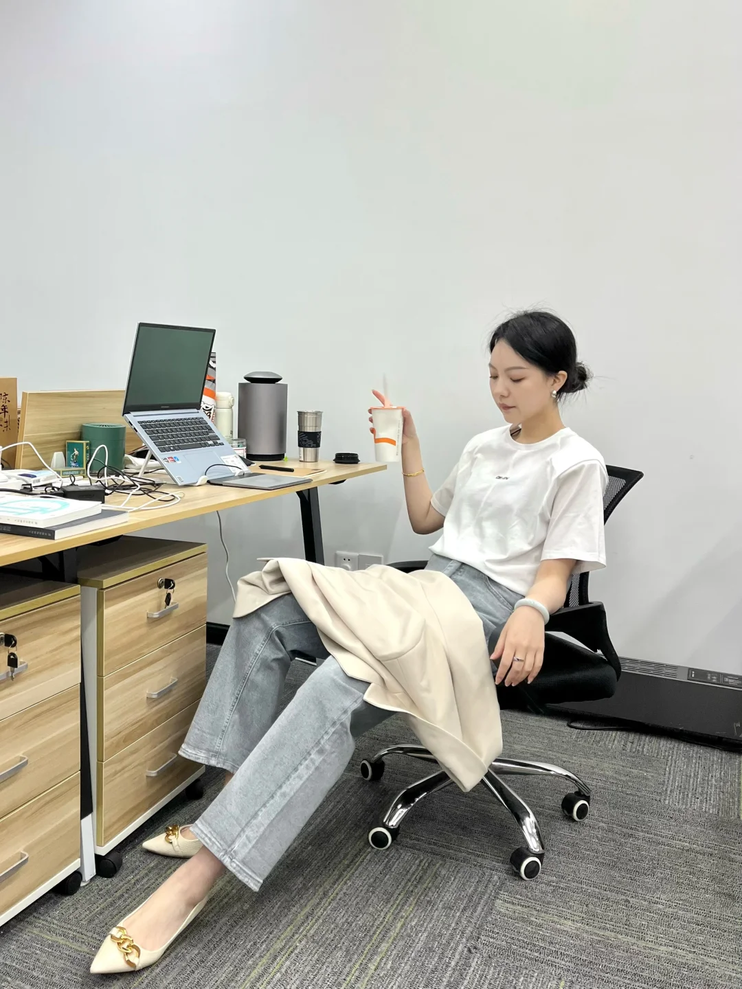 开工第六天废物员工 有点会穿