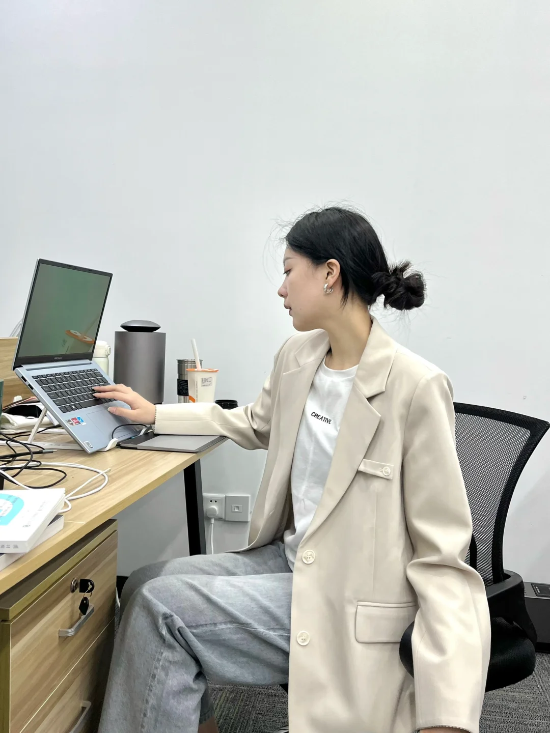 开工第六天废物员工 有点会穿