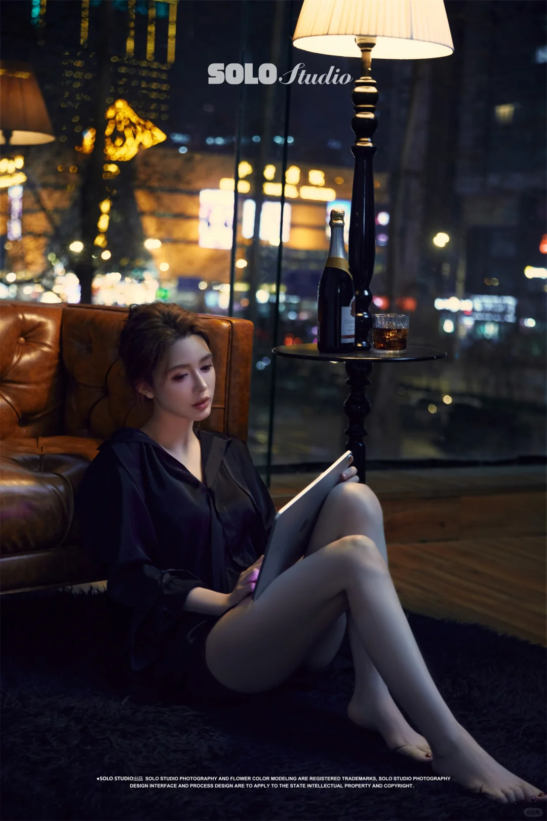 无语！摄影师随便拿了件黑衬衫给我拍写真！