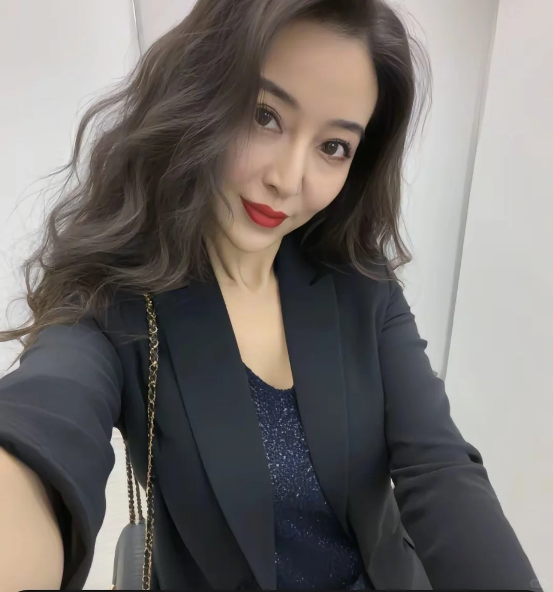 老阿姨出门了，看好你们的男朋友