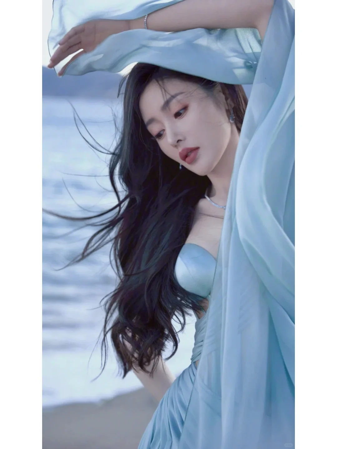 张天爱身穿浅薄荷蓝礼服亮相红毯，性感无限