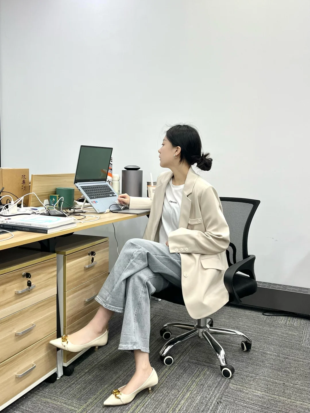 开工第六天废物员工 有点会穿