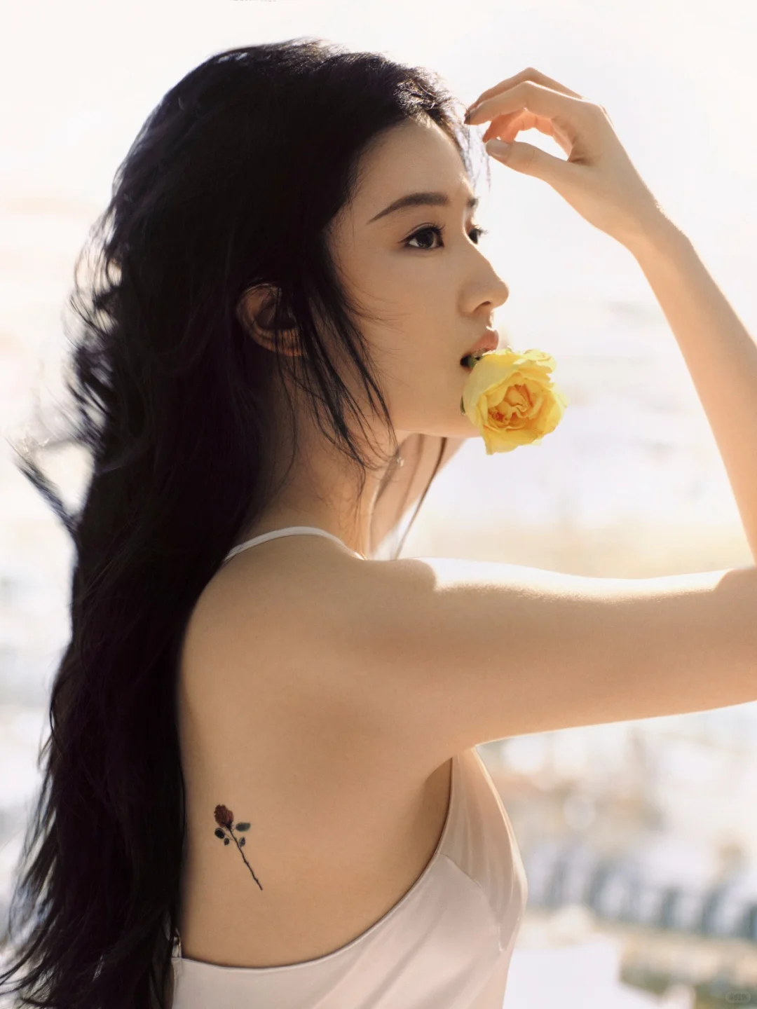 刘亦菲 出镜维多利亚的秘密性感美背V领睡裙