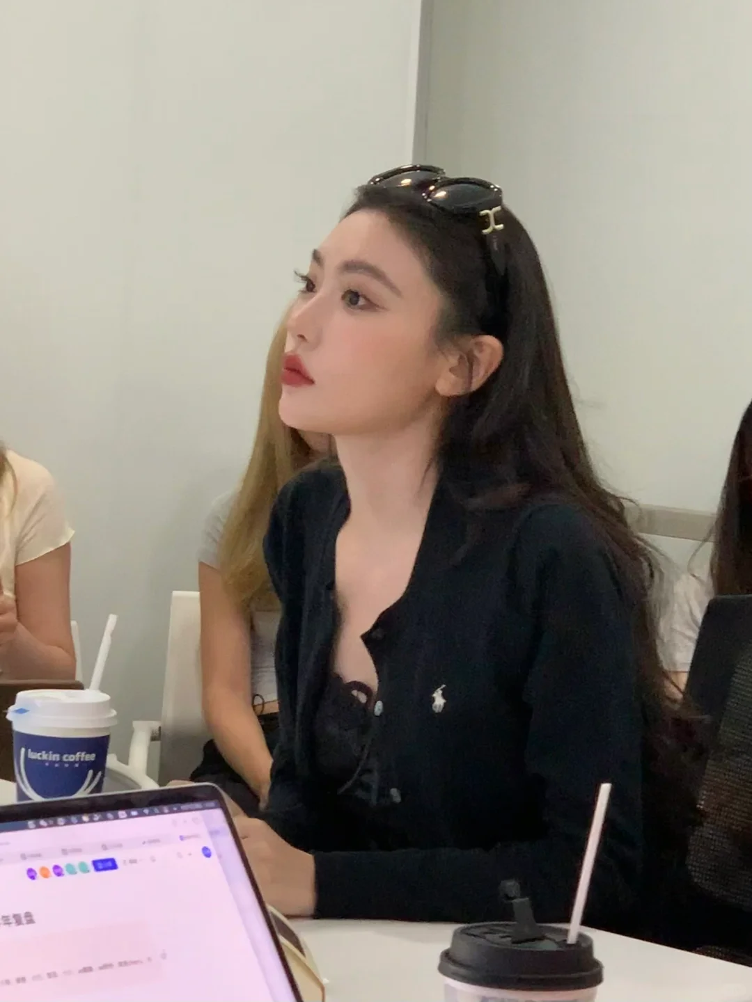 公司开大会碰见的……… 这是网红吗
