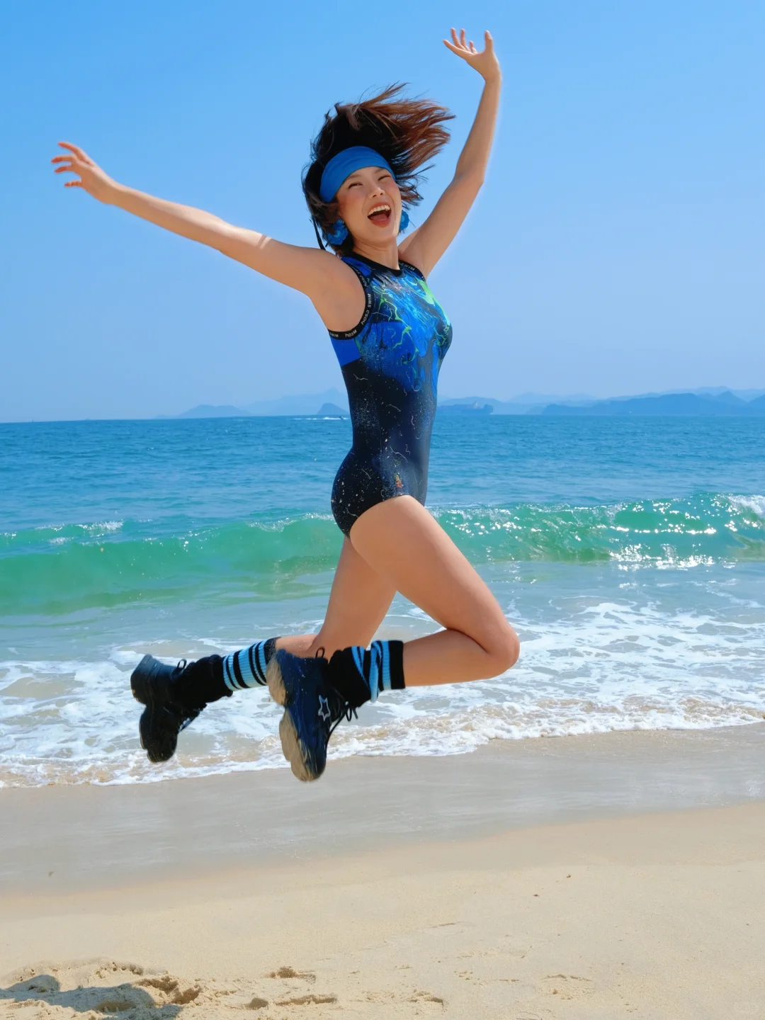 海浪只是打光板，发光的是你呀🌞
