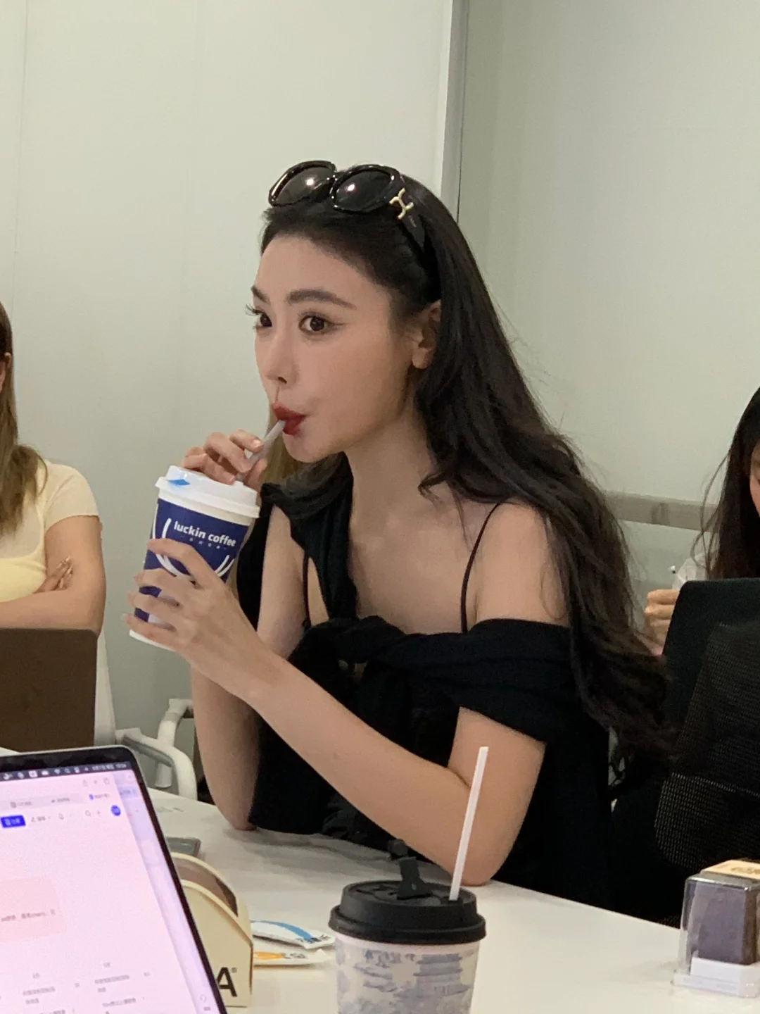公司开大会碰见的……… 这是网红吗