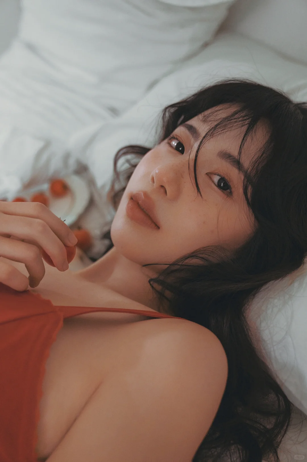 🎞️数码转胶片｜红裙少女的光影魔法，慵懒氛