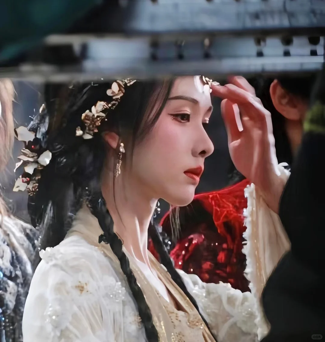 她的眼神从不取悦众人