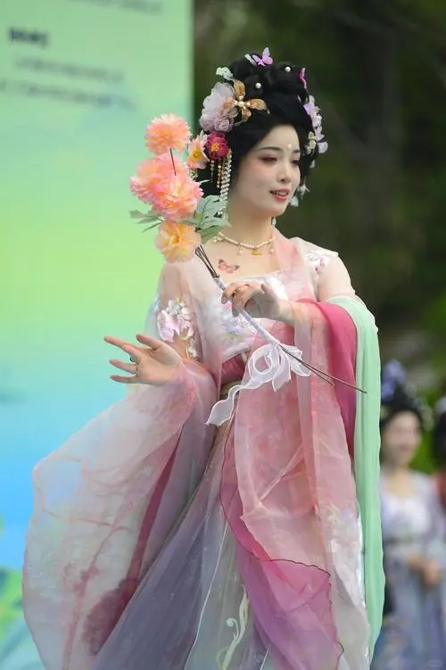 邂逅万茜十二花神造型,领略古典之美新巅峰