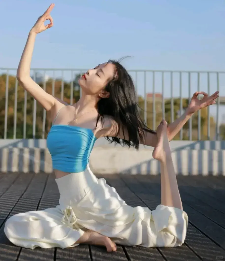 瑜伽女孩的精品小脚真漂亮