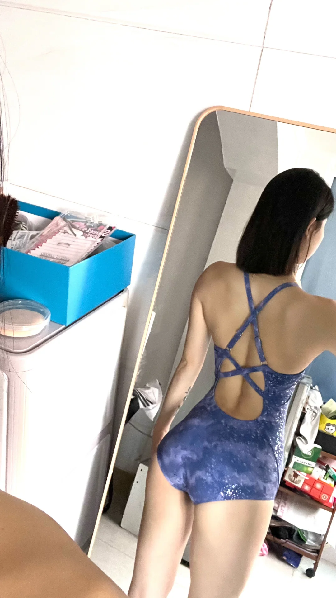 别穿比基尼了，竞速泳衣才是真的绝