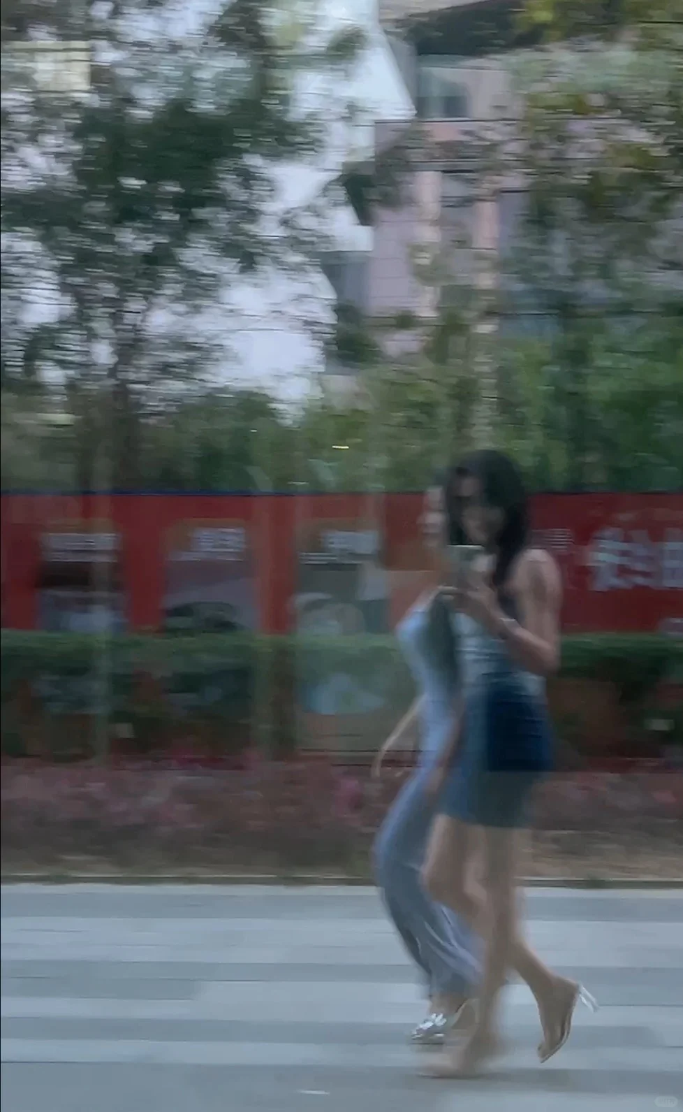 确实变了个人一样