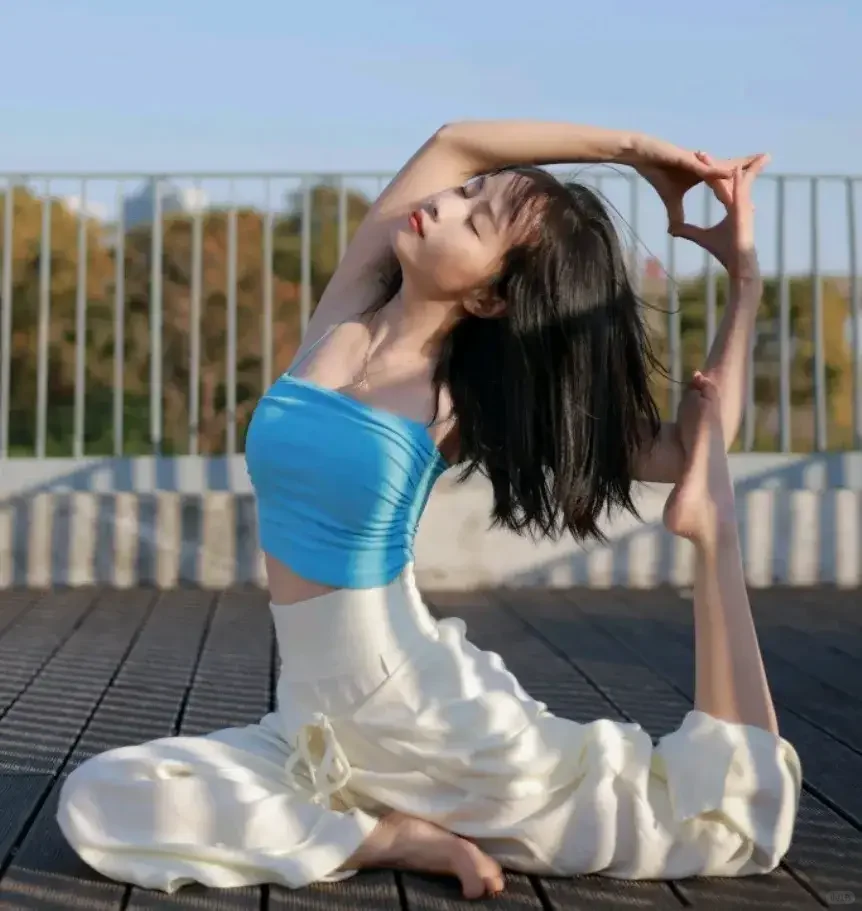 瑜伽女孩的精品小脚真漂亮