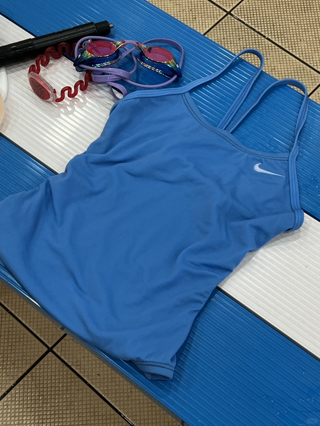 好嫩的Nike大学蓝泳衣｜水上水下对比图