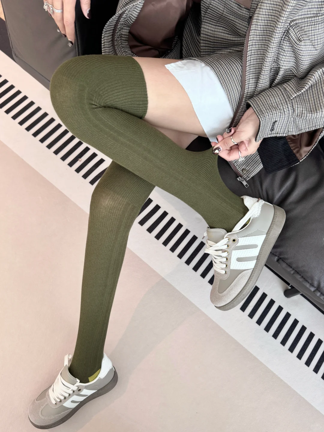 橄榄绿的过膝袜，是真的显腿瘦啊。