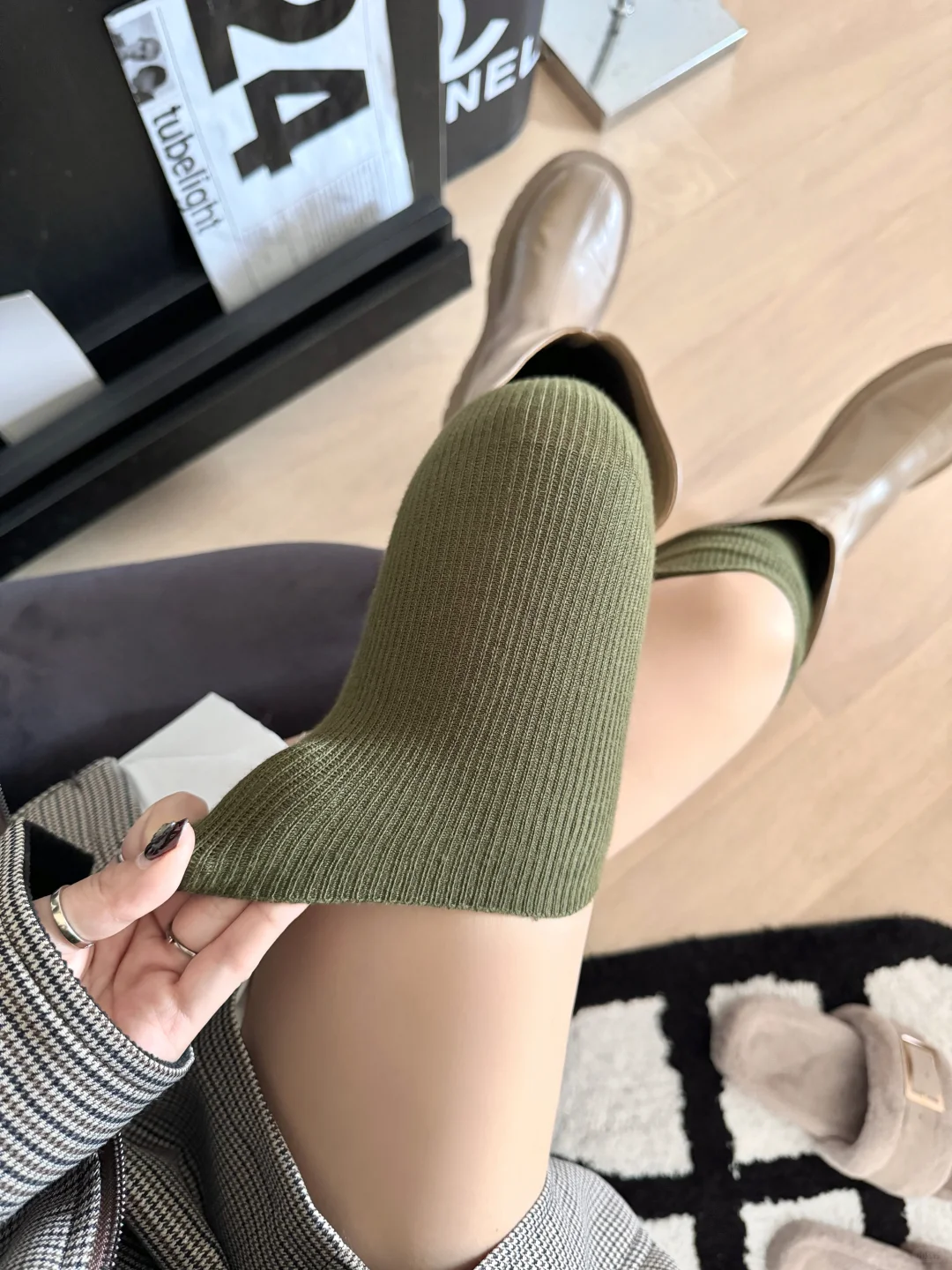 橄榄绿的过膝袜，是真的显腿瘦啊。