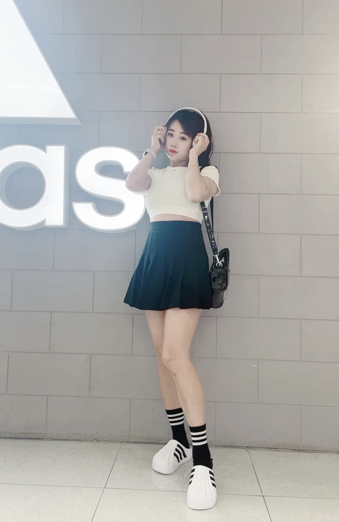 Adidas三叶草辣妹短T