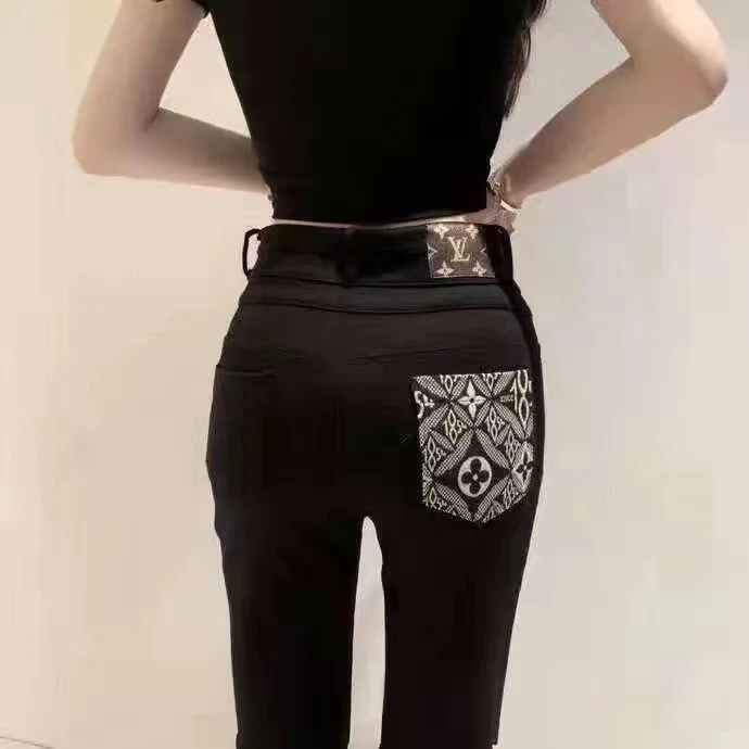 版型非常显瘦，身材窈窕