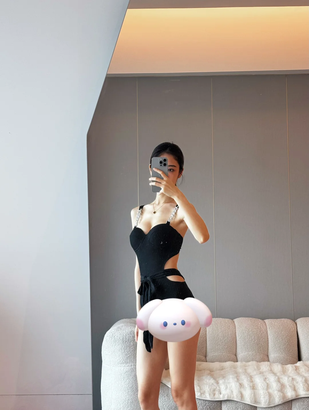 左滑 看我上身黑色连衣泳衣👙