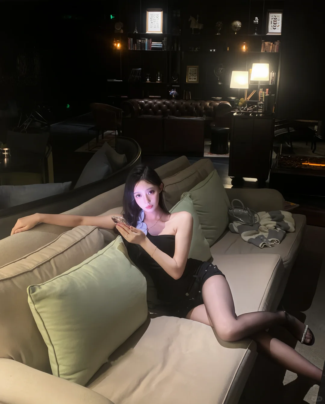 我勾勾手指 你就顺从的带上锁链