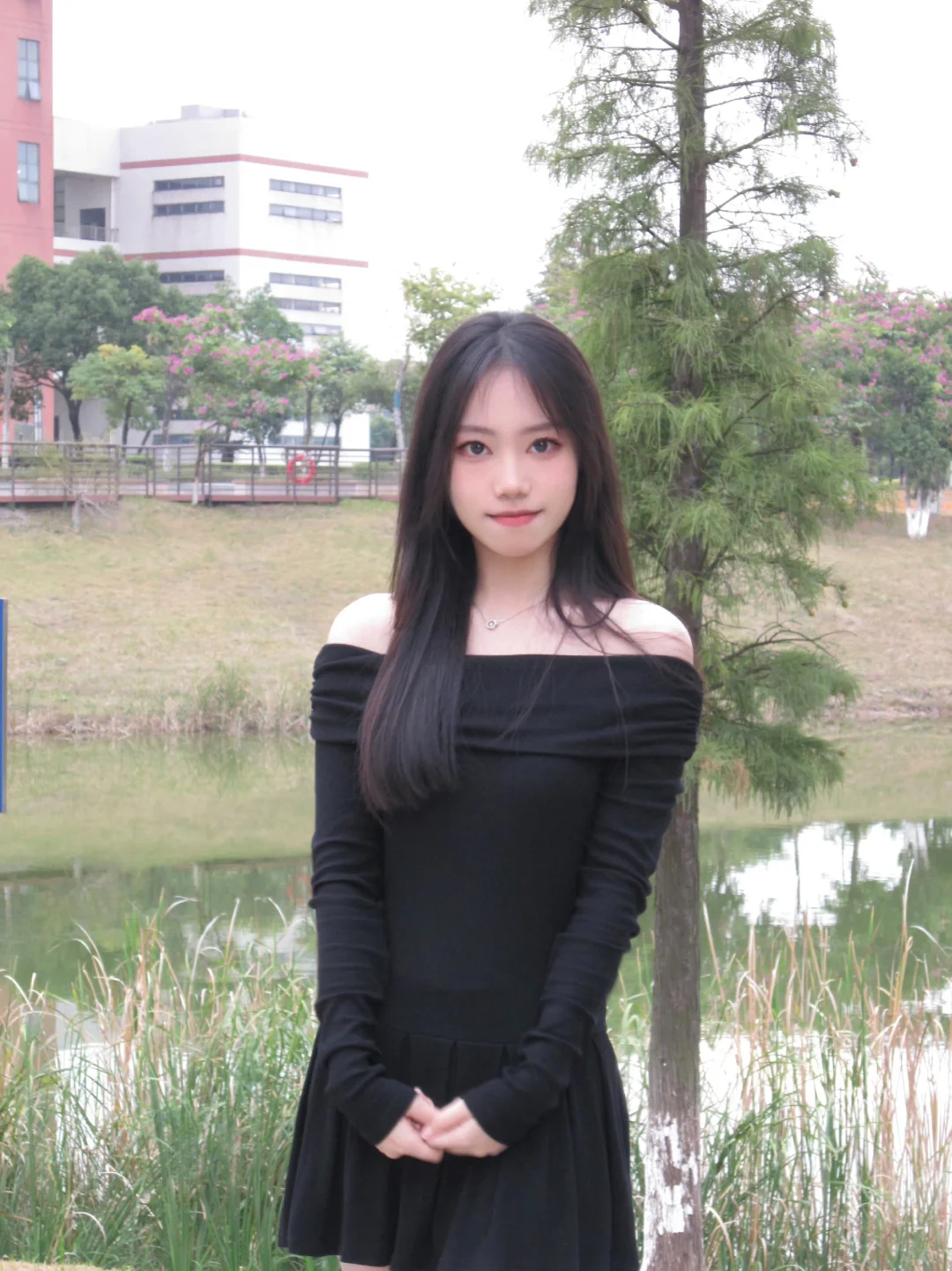 别老给那女的发信息 给我也发点