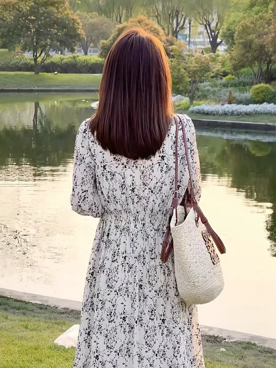 法式高级感V领碎花连衣裙女夏季茶歇