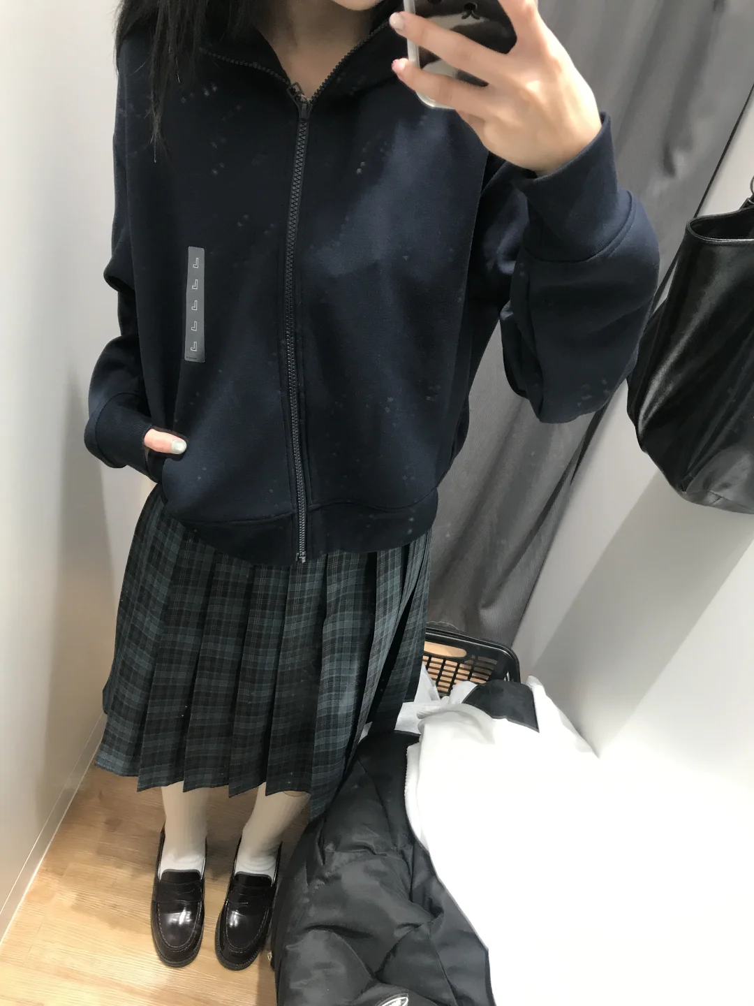 这种短款卫衣配上jk会好看吗（左滑看后续）