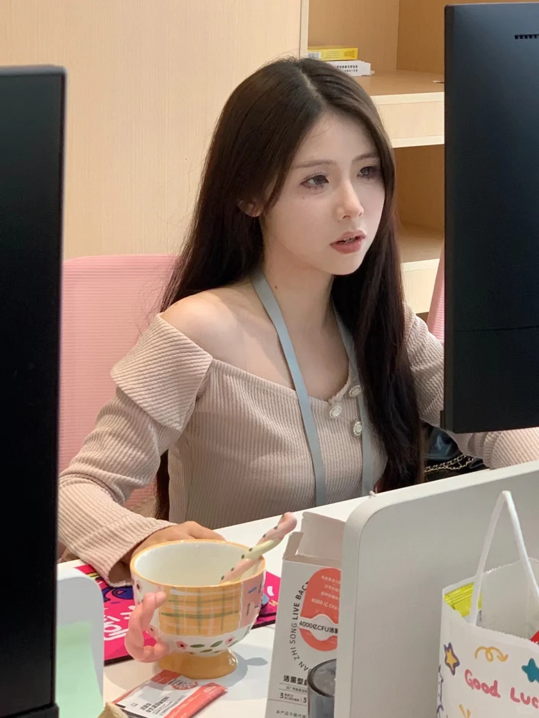 工作中长得漂亮的真的有优待。。。