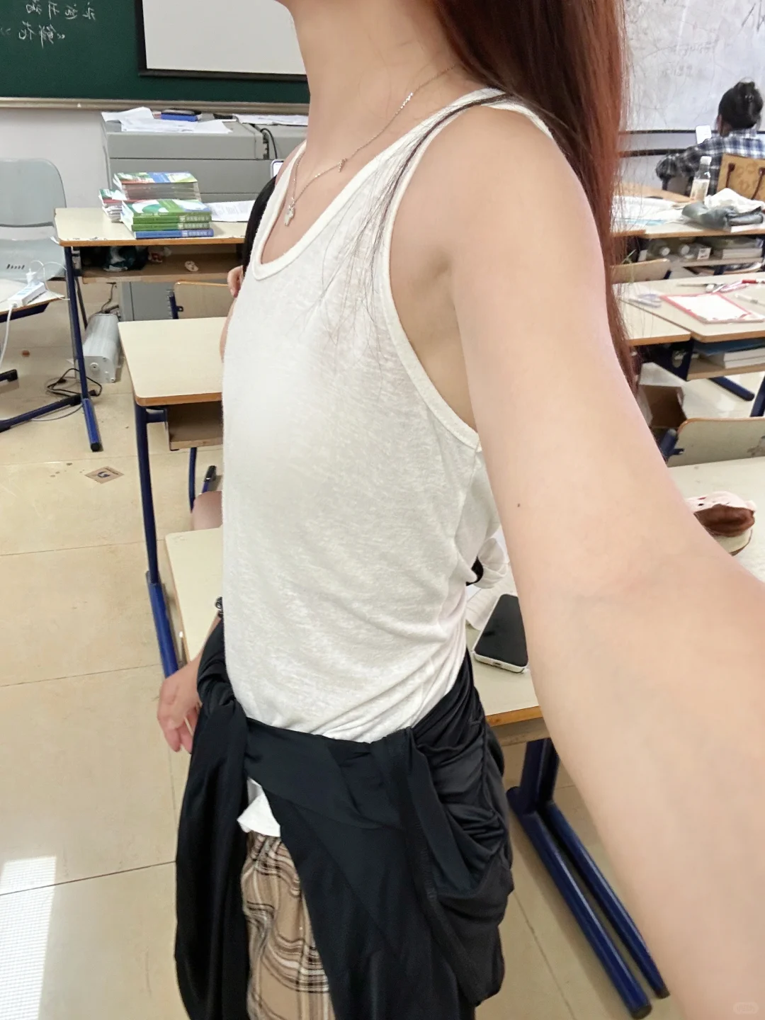 被同学吐槽：这胸比她npy还平。。。