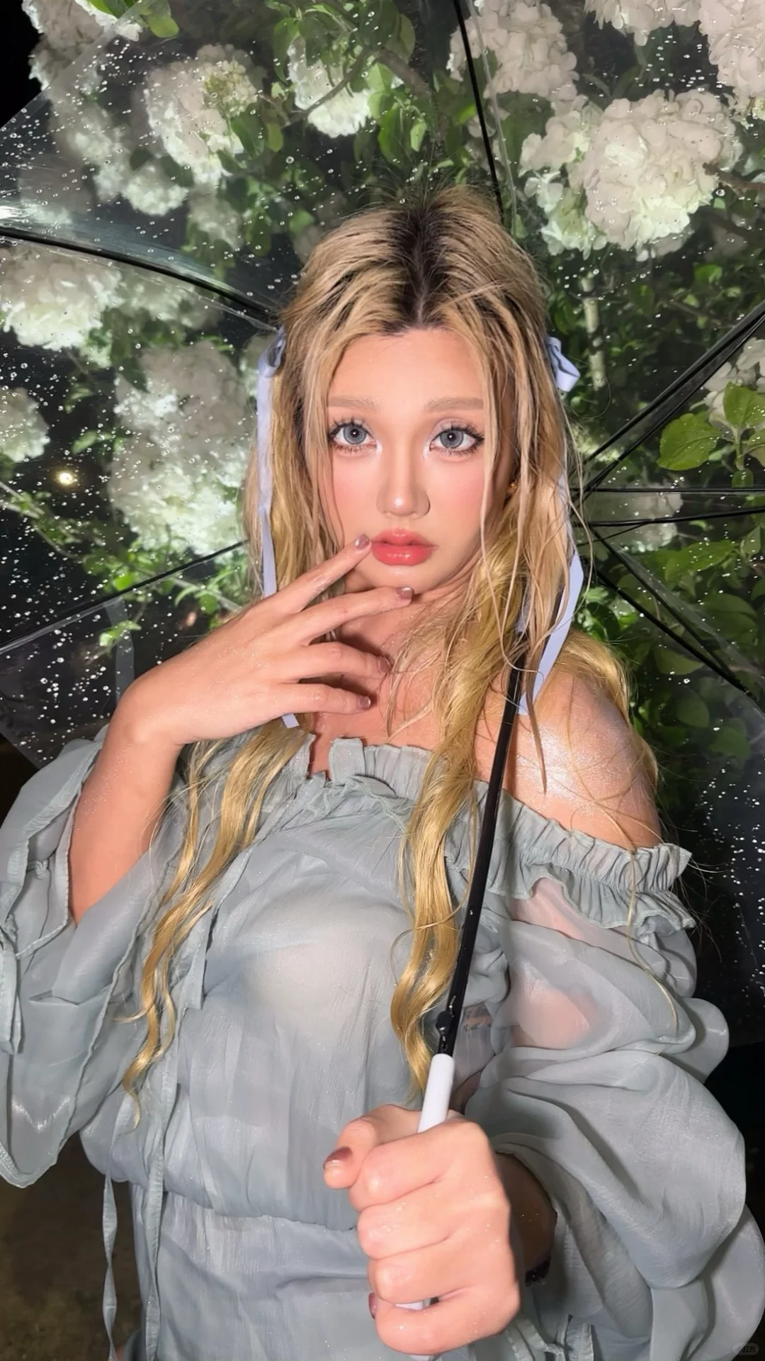 雨夜的木绣球和撸铁女