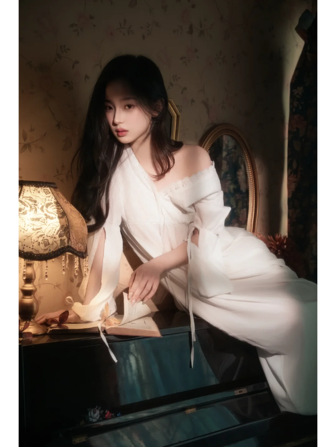 👗古典韵味，白色长裙的优雅坐姿👗