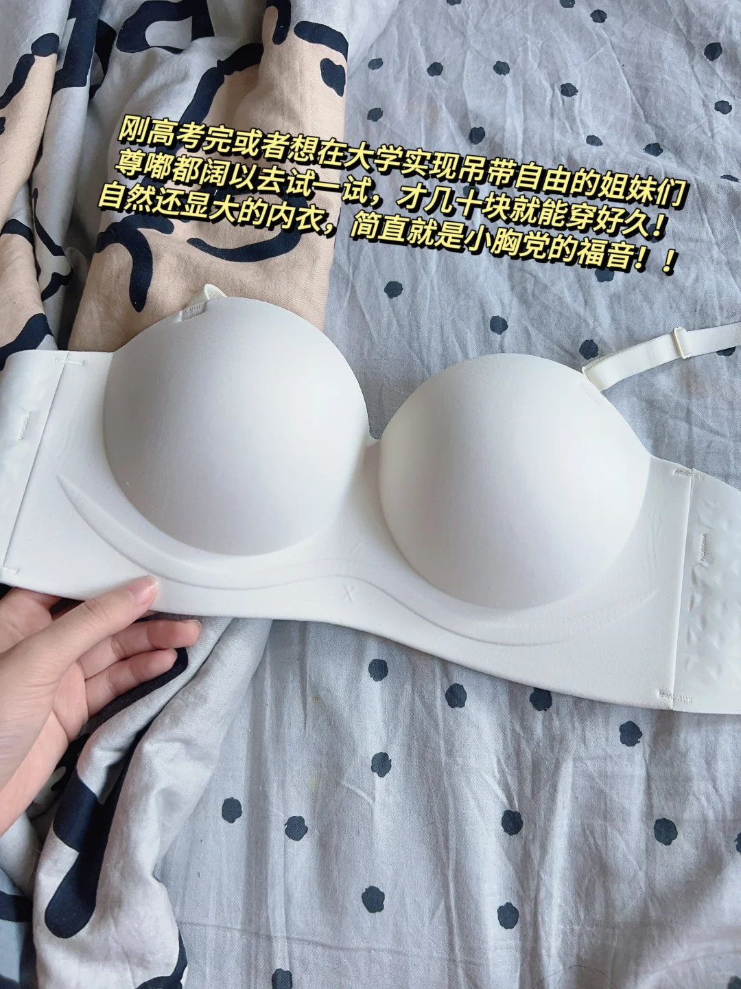 路过大四教室，偷拍到一个身材超好的学姐！