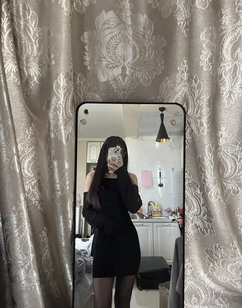 黑色紧身裙的春日诱惑👗