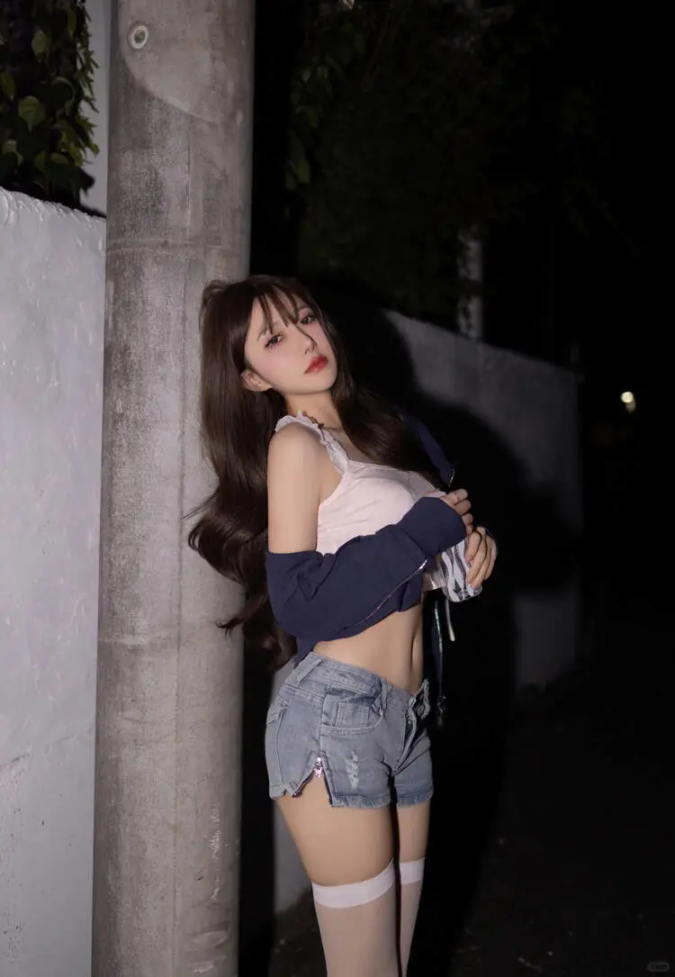 深夜街头，一个醉酒回家途中躺倒街头的性感